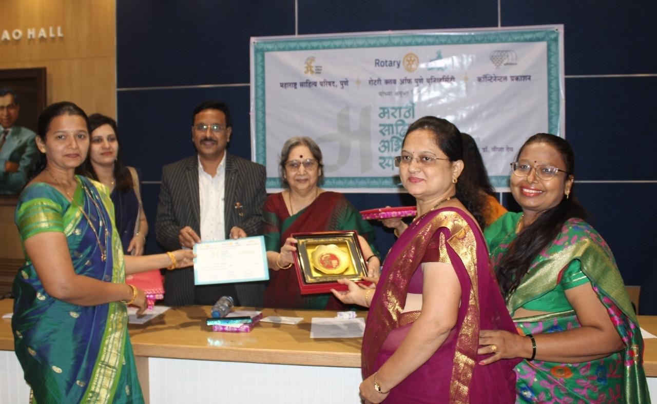Prize distribution at the state-level Abhivachan competition
